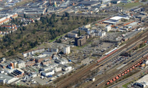 Hauptbahnhof und umliegende Gebäude aus großer Höhe und Entfernung fotografiert.
