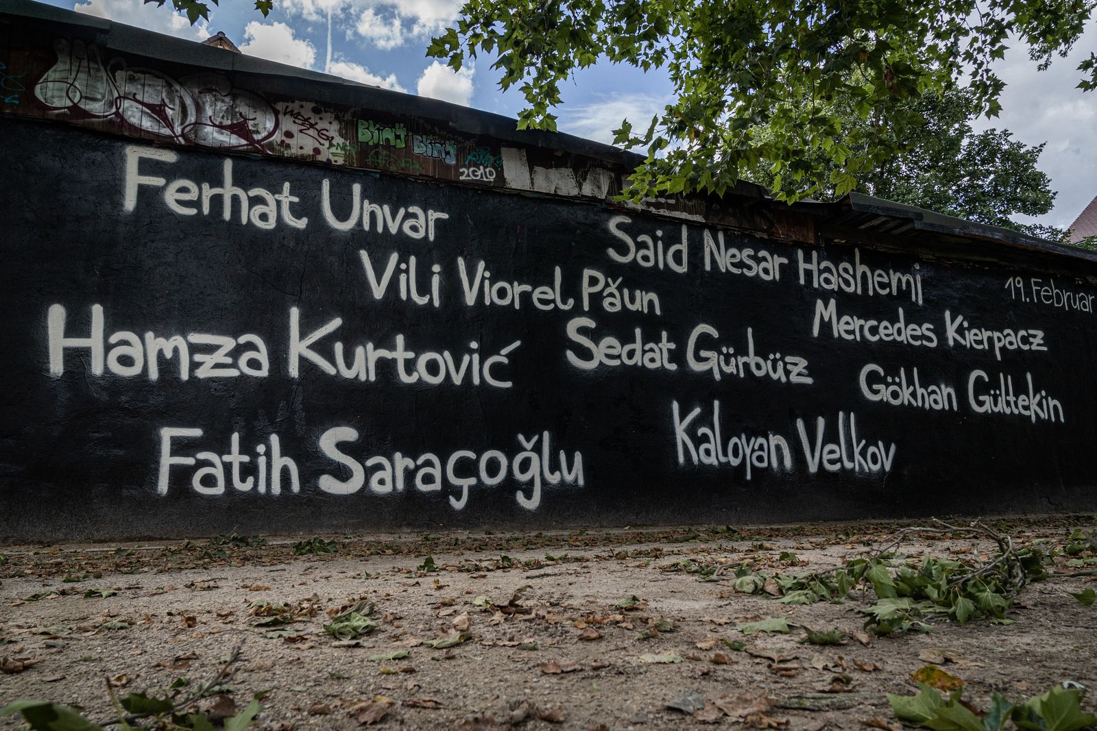 sliderimage-Graffiti mit allen Namen der Opfer als Erinnerung an den rassistischen Anschlag vom 19.02.20
