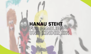 der schriftzug "hanau steht für Familien und Kinder ein" steht vor einer Kinderzeichnung, die verschiedene Tiere zeigt