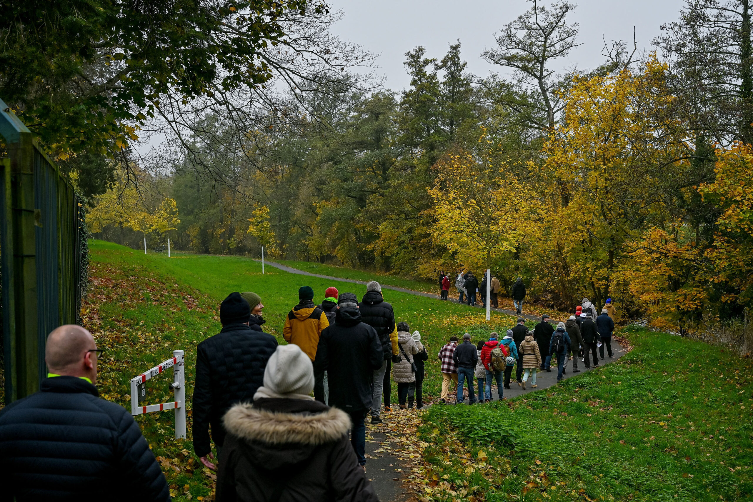 Einmal quer durch das Planungsgebiet: Den Teilnehmenden wurden Potenziale des Kinzigufers näher gebracht.